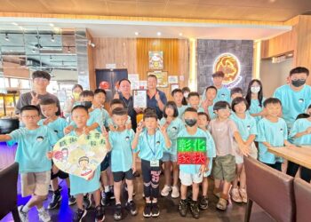 影音/暖心延續第四年 八大家具筆哥招待家扶兒享用排餐
