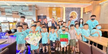 影音/暖心延續第四年 八大家具筆哥招待家扶兒享用排餐