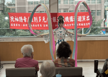 名伶綢舞驚艷安養院 長輩大呼感動：彷彿回到年輕時光