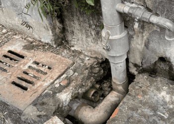 土城大安圳現紅色廢水 環保局強制業者清理並開罰 罰金高達600萬