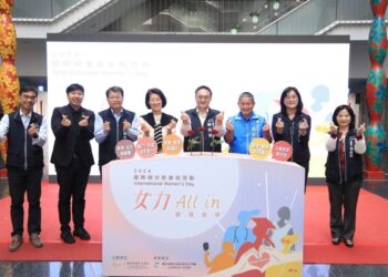 中市副市長鄭照新贈玫瑰花環表揚28位傑出女力　38女神節快樂