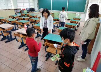 賴麗如義診送眼鏡　籲重視早產兒視力檢查