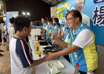 立委參選人楊曜聰鼓勵學童認真學習　準備「蔥明餅」獎勵用功的學童
