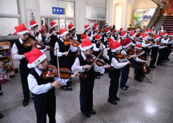 花縣海星國小至縣府報佳音 徐榛蔚送糖果獻上耶誕祝褔
