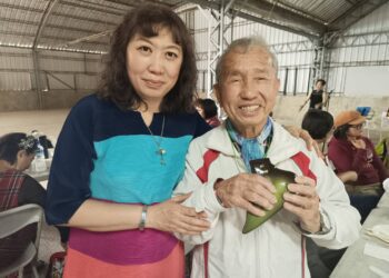 音樂輔療講師劉貞宜在安平工業區辦理師生陶笛、豎琴成果展