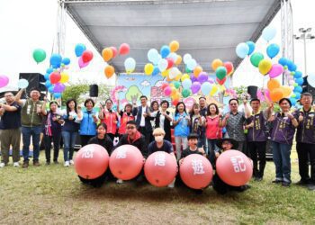 彰歡慶祝兒童節鹿港體育場登場　3公尺高暴龍現身現場湧入三千多名親子