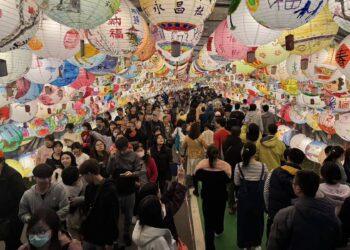 「勁馬奔騰」震撼登場！侯友宜點亮 15 米紅寶馬主燈 新北燈會 3 天狂吸 150 萬人