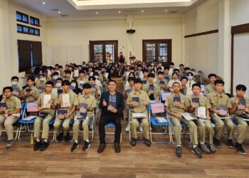 南一文粹新書發表 南一中校友恒耀企業吳榮彬董事長頒給每位入選同學獎學金