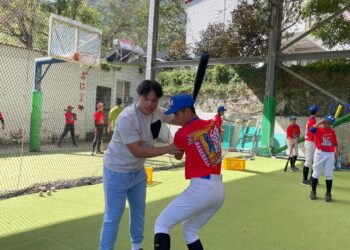 張育成返鄉回饋基層 分享大聯盟級棒球觀念及技能