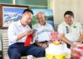 翁章梁重陽前夕探訪嘉義人瑞　話家常送祝福