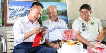 翁章梁重陽前夕探訪嘉義人瑞　話家常送祝福