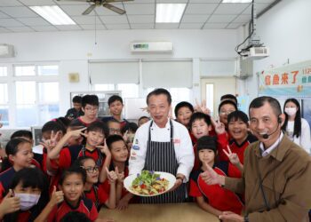 嘉義校園推廣食魚教育活動！ 翁章梁與學童體驗炸烏魚