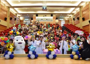 影音/彰濱秀傳早產兒回娘家　67位早產兒及家屬一起切蛋糕慶祝