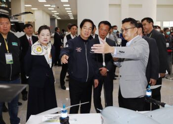 賴清德訪亞創中心　大力支持無人機產業