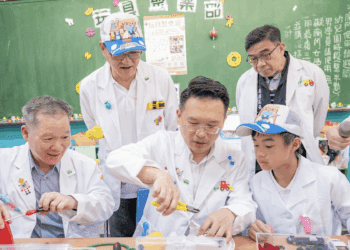中埔國小玩具醫院揭牌 蘇俊賓讚爺奶小醫生共創永續 推動世代共榮