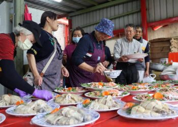 86歲女總舖師俞吳彩雲登「蘇澳人」期刊封面 霸氣辦桌展手藝