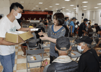 新北粽愛相連暖街友 善悅關懷協會結合多方資源 送物資、紅包、義剪服務