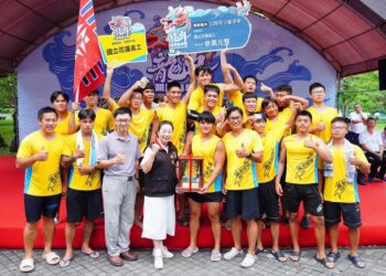 花蓮高工龍舟隊佳績頻傳 隊員划進體育大學