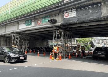 永和區福和橋遭超高車輛撞擊 新北工務局封閉林森路主橋部分車道 用路人請注意行車安全