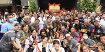 影音/大甲媽停轎宏仁醫院 白袍醫扛轎祈福 醫護為信眾包紮傷口