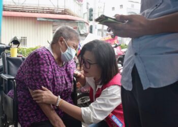 陳若翠當一日志工發放物資 想起韓國瑜這句話