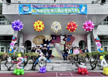 影音／台電彰化田野健行千人拔蘿蔔　員工親子享受農家樂 拔蘿蔔回家做年糕