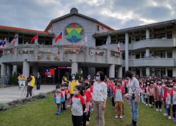 東華附小國際升旗典禮 美好校園飄揚13國國旗