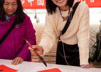 吳欐櫻新春揮毫總統府前開筆　新作四月登法羅浮宮