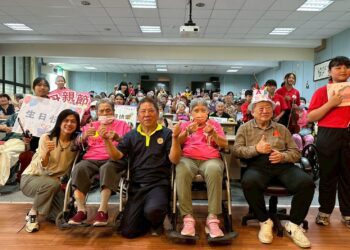 母親節感恩活動 榮家女住民彩妝參與