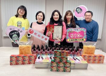 沈嶸老師每月捐十萬用愛助公益  聖誕月捐款紅心字會資助心納家庭