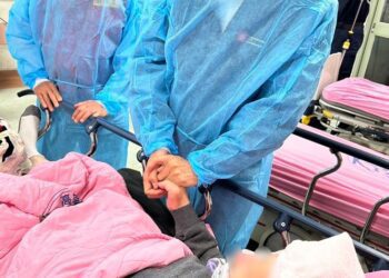 高雄仁武驚傳遊覽車衝撞機車道涵洞　釀1死14傷