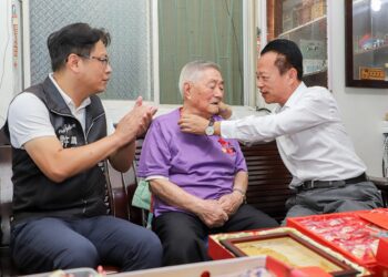 嘉縣慶重陽　翁章梁致贈百歲人瑞禮金及金飾