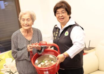 羅東長者勁福氣 鎮公所致贈百歲人瑞重陽敬老禮金