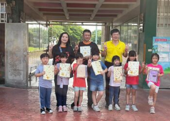 影音/愛心送遠方 炸雞大師彰化二林店文具助力偏鄉學童夢