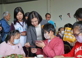 張麗善陪伴希望工場學員歡聚圍爐　感謝各界挹注公益資源