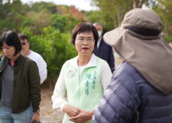 影音／高鐵彰化滯洪池溝渠遭棄不明廢棄物　民陳情立委趕赴現場會勘