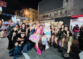 彰化市踩街活動熱鬧登場 建國美容系造型隊伍市民爭相拍照超吸晴