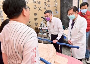 北大國小暴衝車禍嚴重傷亡 總統、卓揆趕赴醫院探視傷者