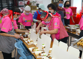 社區照顧關懷服務觸動商業會理事長的心 捐款10萬助長者共餐