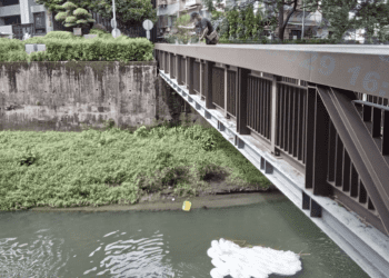中和區兩起泡沫污染曝光 環保局強調加強稽查 違規者最高罰300萬
