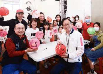 張善政暢遊八塊厝民俗藝術村 感受文化藝術之美 分享春日好風景