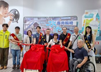 水池專用輪椅啟用　九典聯合建築師事務所捐贈55萬元公益助身障者親水無礙