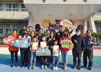 影音／好品德大聲說！阿嬤高椅跌落痛喊救人　三條國小3學童循聲救人