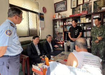 王定宇與藝群集團王正坤醫師 探望空官學生徐皓明的中風父親