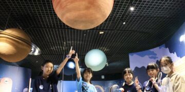 「銀河小學堂」啟用！ 港和國小AR互動展廳帶孩子遨遊宇宙