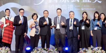 新北醫療公益獎頒獎 侯友宜親表揚3家永續醫院、25位卓越醫事人員