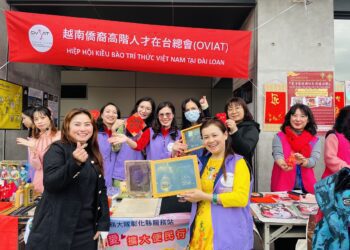 彰化車站飄異國年味　移民署攜手新住民自己印紅包迎蛇年