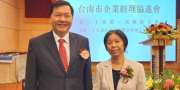 王正坤醫師捐600萬元建「王正坤講堂」回饋成大 再獲教育部金質獎牌表揚