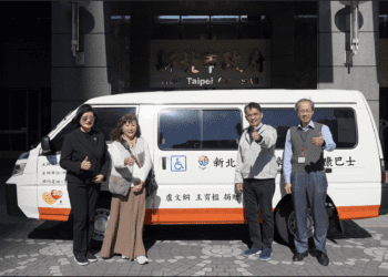 高齡化社會有感 王育楹攜手團隊捐贈新北復康巴士