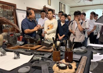 新加坡師生參訪二水經典小鎮 做石硯、品嘗復古餐廳的台式美味
